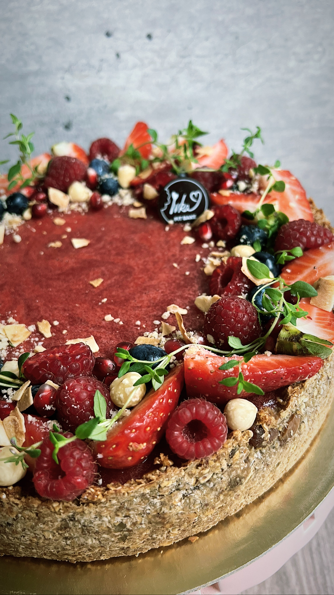 Fitness cheesecake s ovocnou vrstvou a ořechy